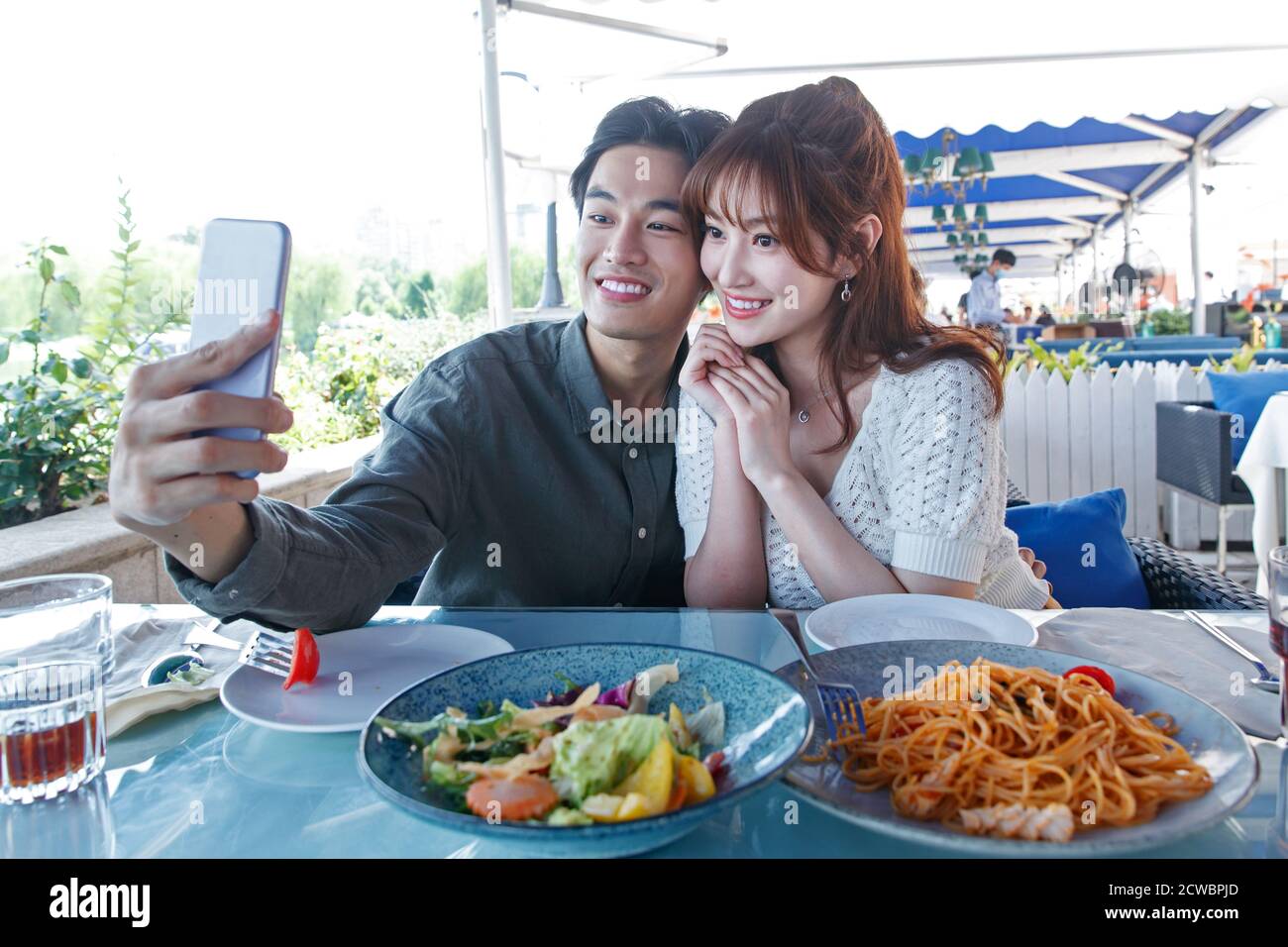 Una coppia felice nel ristorante per cena Foto Stock