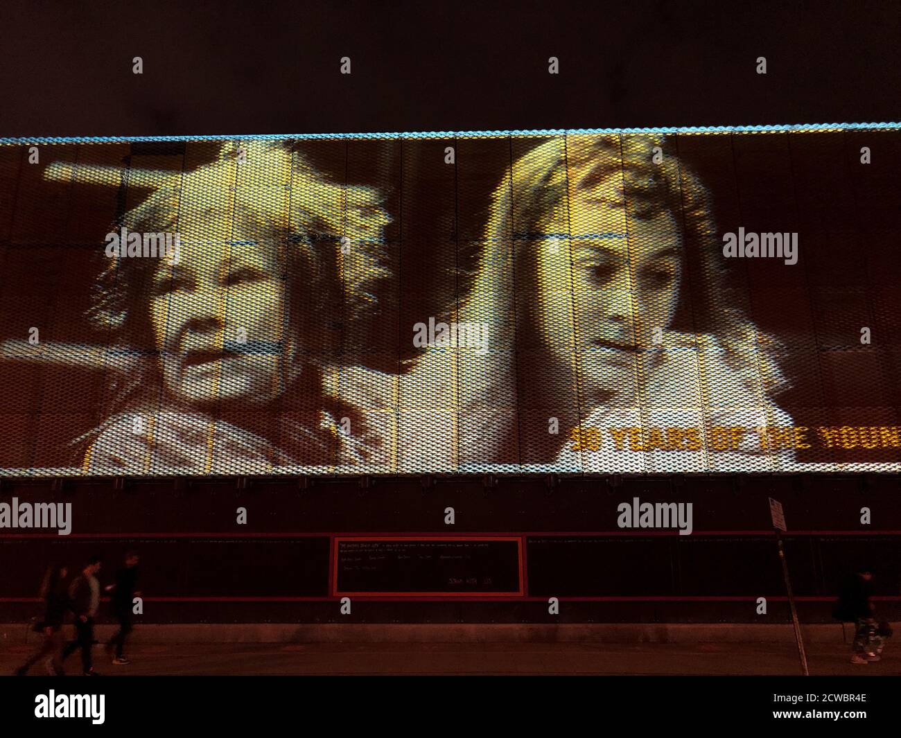Il 50° progetto di proiezione YV, con persone e produzioni di cinque decenni al Young Vic in the Cut, Londra SE1. Questa foto mostra Judi Dench e Niamh Cusack nell'ARATRO E LE STELLE di Sean o'Casey nel 1991. Il teatro, inaugurato nel settembre 1970, celebra il suo cinquantesimo compleanno. Foto Stock