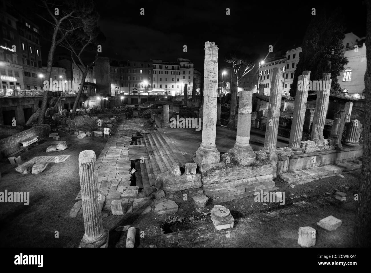 Templi repubblicani romani, e i resti del Teatro Pompeys a Roma, Italia. Antico Campus Martius. Notte. Foto Stock