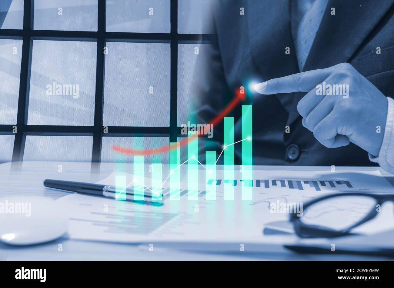 mani di uomo d'affari che analizzano grafici di dati e grafici della tecnologia economica growth.business, marketing digitale. Foto Stock