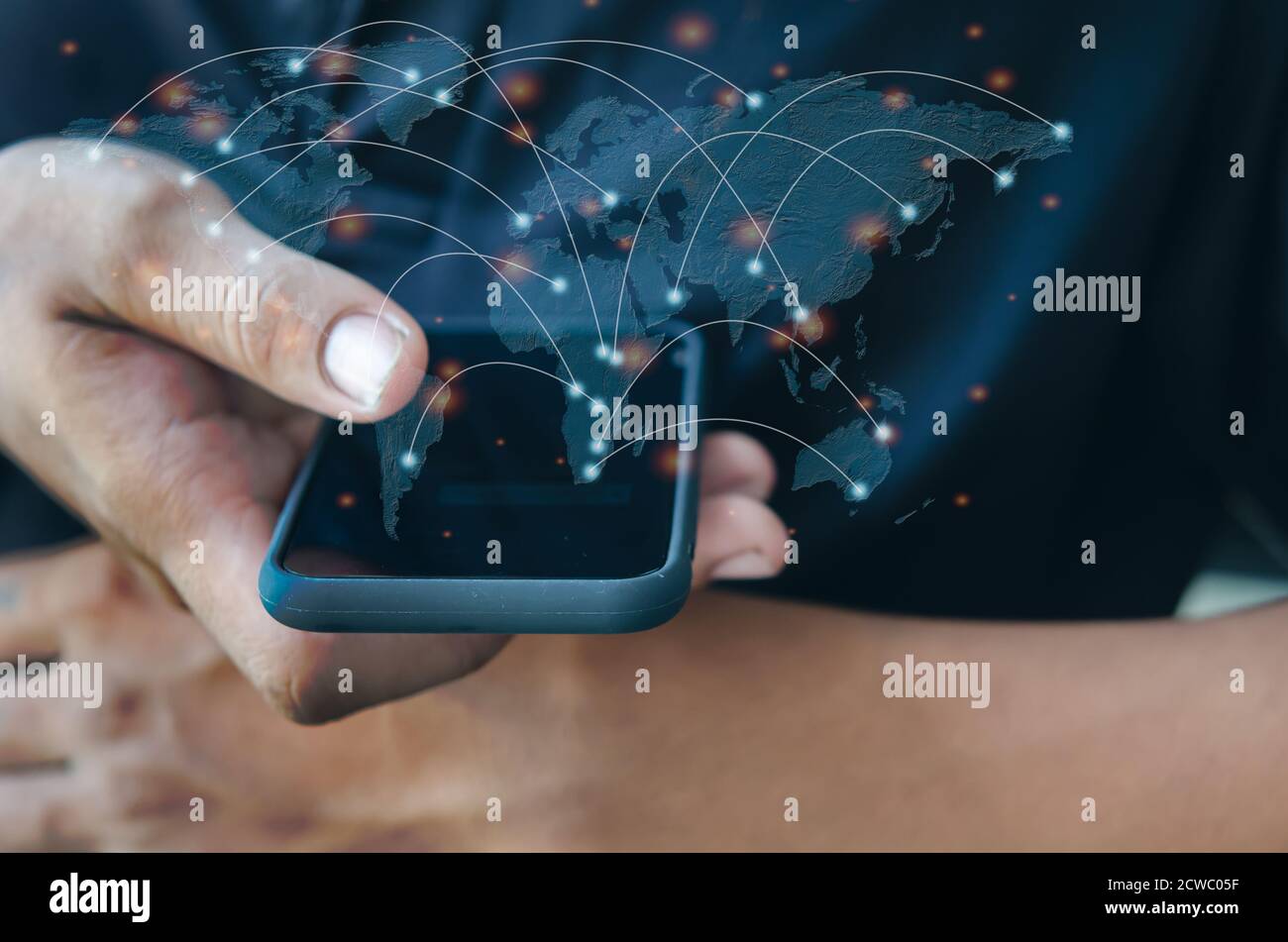 Mano dell'uomo che tiene un smartphone.Communicate con i telefoni cellulari e moderni Social network in tutto il mondo.elemento di questa immagine fornita da NASA Foto Stock