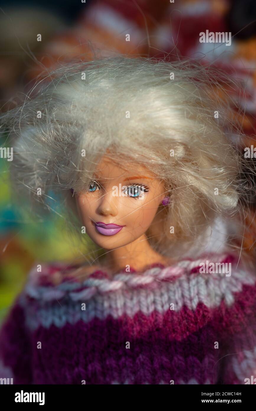 Close-up di una bambola Barbie faccia con capelli biondi Foto Stock