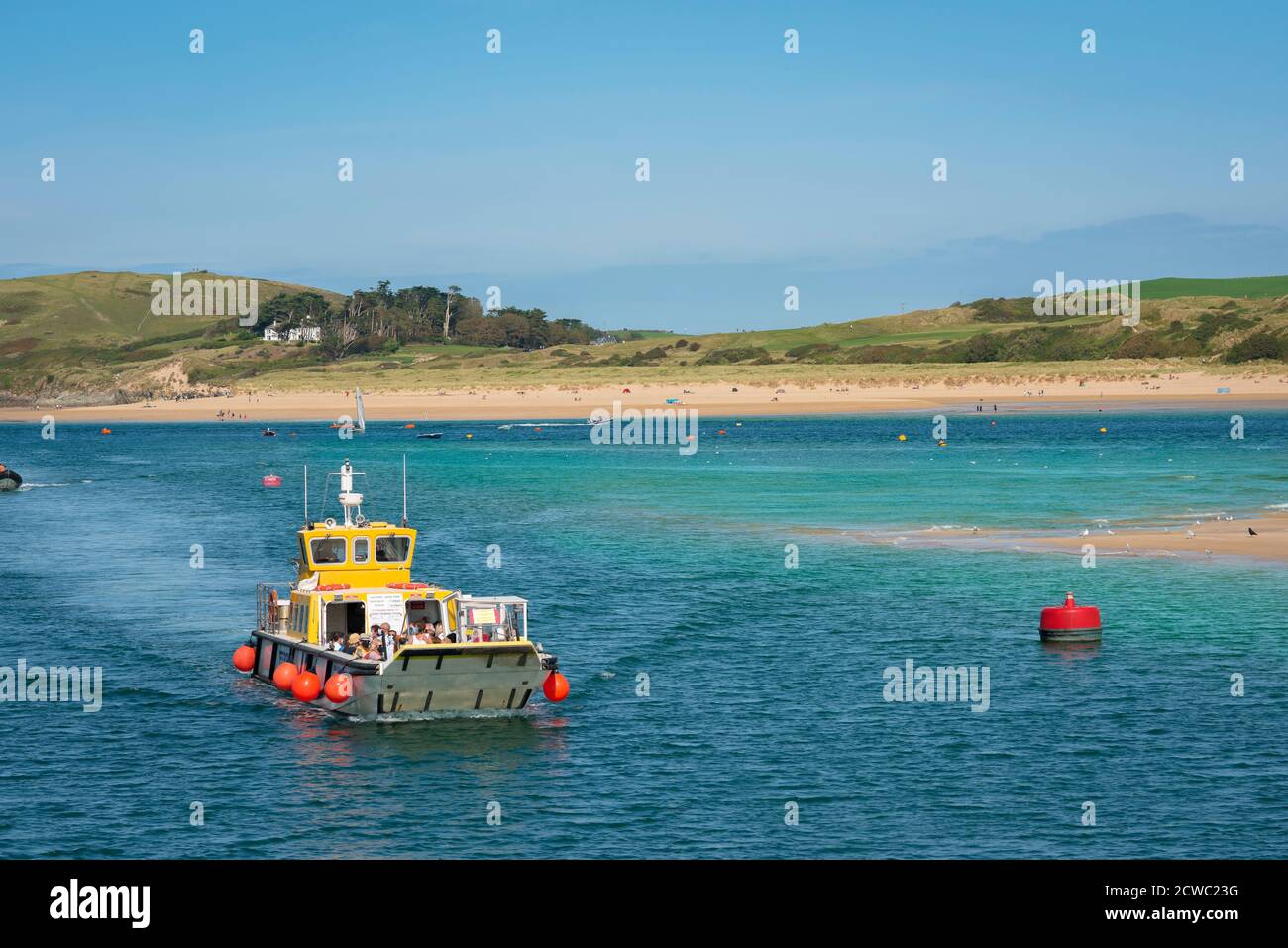 Cornwall traghetto, vista in estate del Padstow - Rock traghetto che attraversa il fiume Camel, Cornovaglia, sud-ovest Inghilterra, Regno Unito Foto Stock