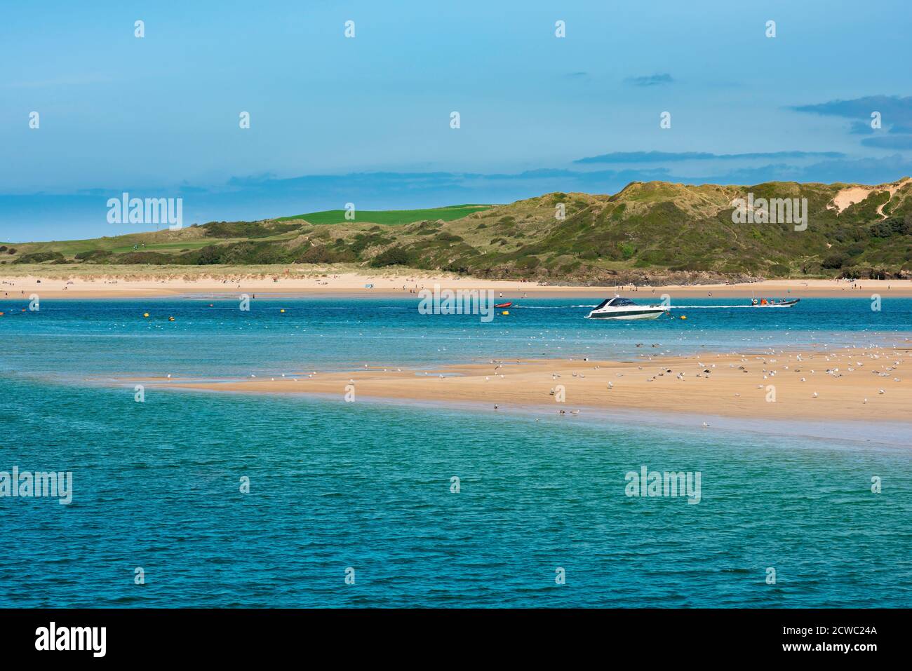 Cornwall UK spiaggia, vista in estate attraverso il fiume Camel verso Rock Beach in Cornovaglia, Inghilterra sud-occidentale, Regno Unito Foto Stock