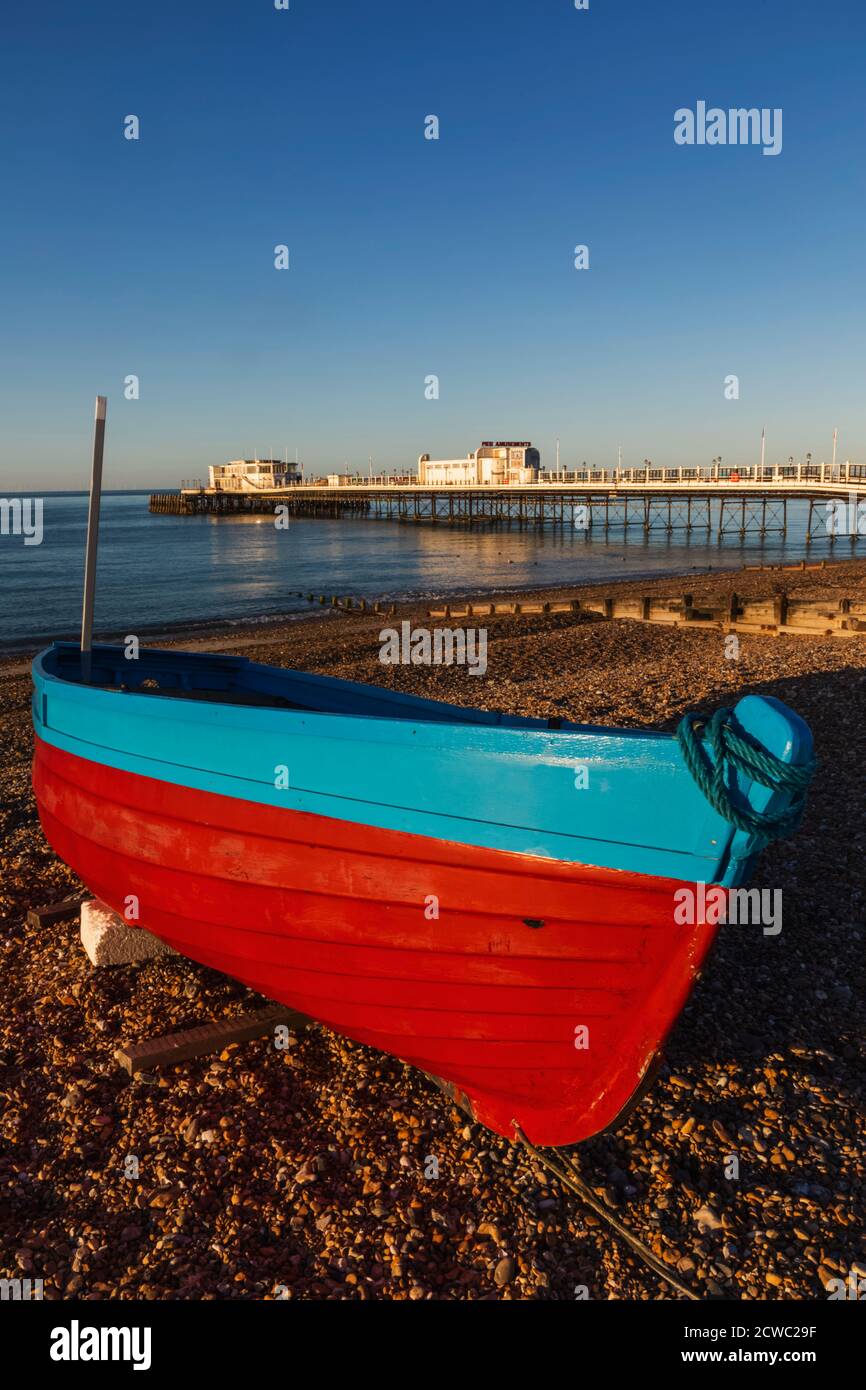 Inghilterra, West Sussex, Worthing, Worthing Beach e Barca da pesca con molo Foto Stock