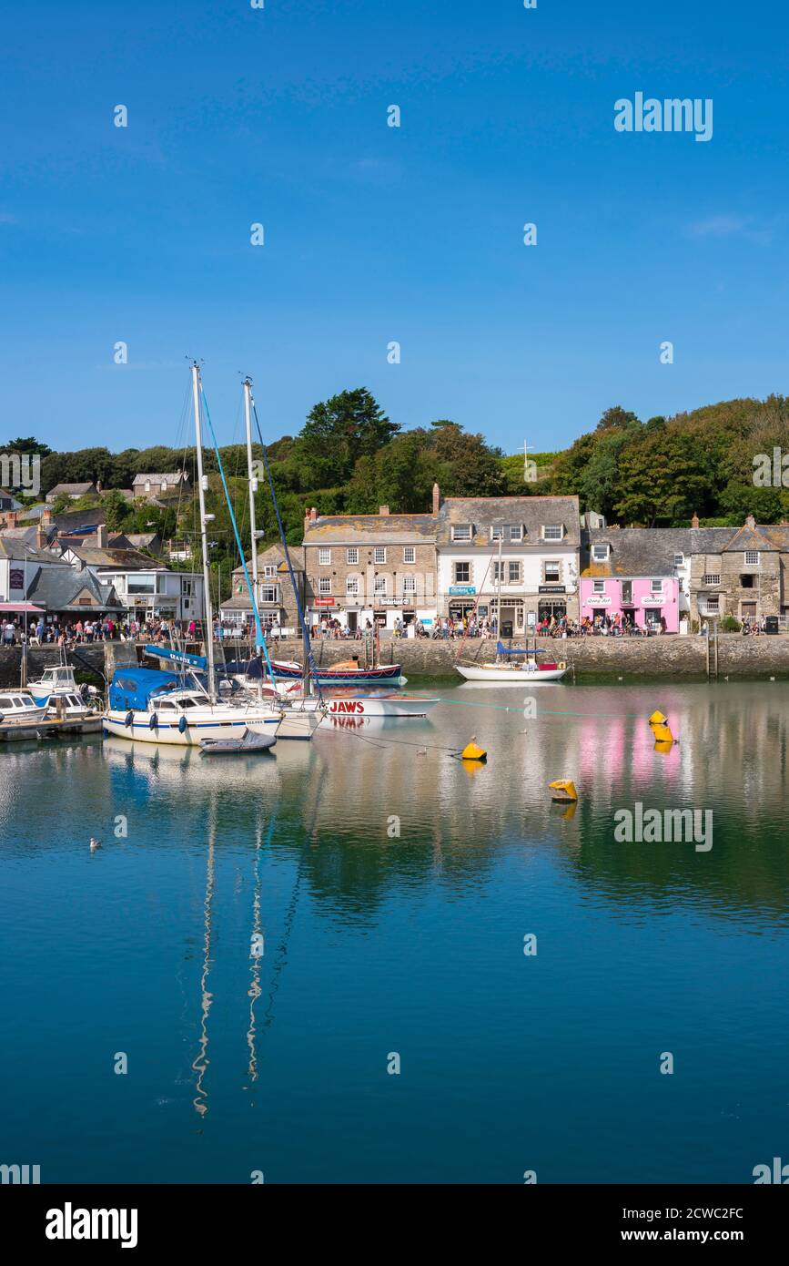 Il porto di Padstow, vista estiva della North Quay Parade nel porto di Padstow, Cornovaglia, Inghilterra sud-occidentale, Regno Unito Foto Stock