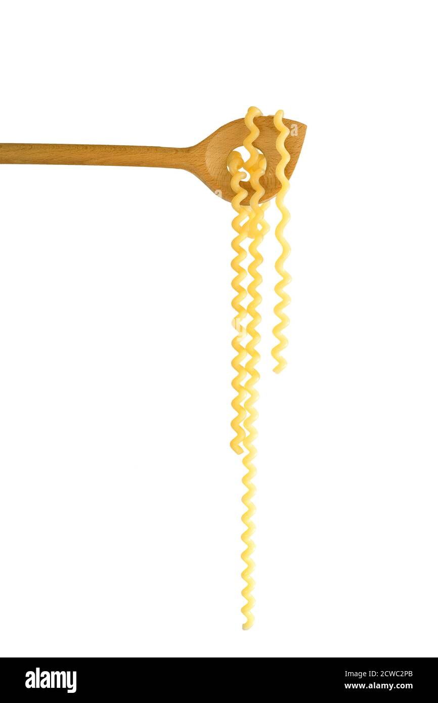 fusili italiani spaghetti appesi su un cucchiaio di legno, isolati su bianco Foto Stock