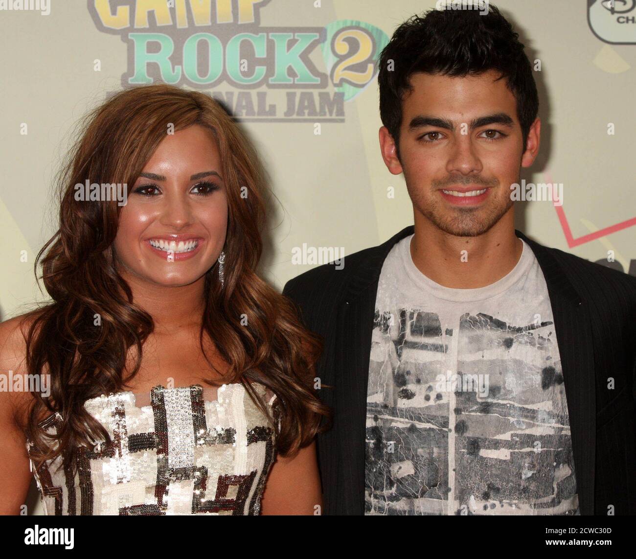 Demi Lovato e Joe Jonas arrivano alla prima mondiale del "Camp Rock 2: The Final Jam" del Disney Channel presso la Alice Tully Hall di New York il 18 agosto 2010. Credito: Henry McGee/MediaPunch Foto Stock
