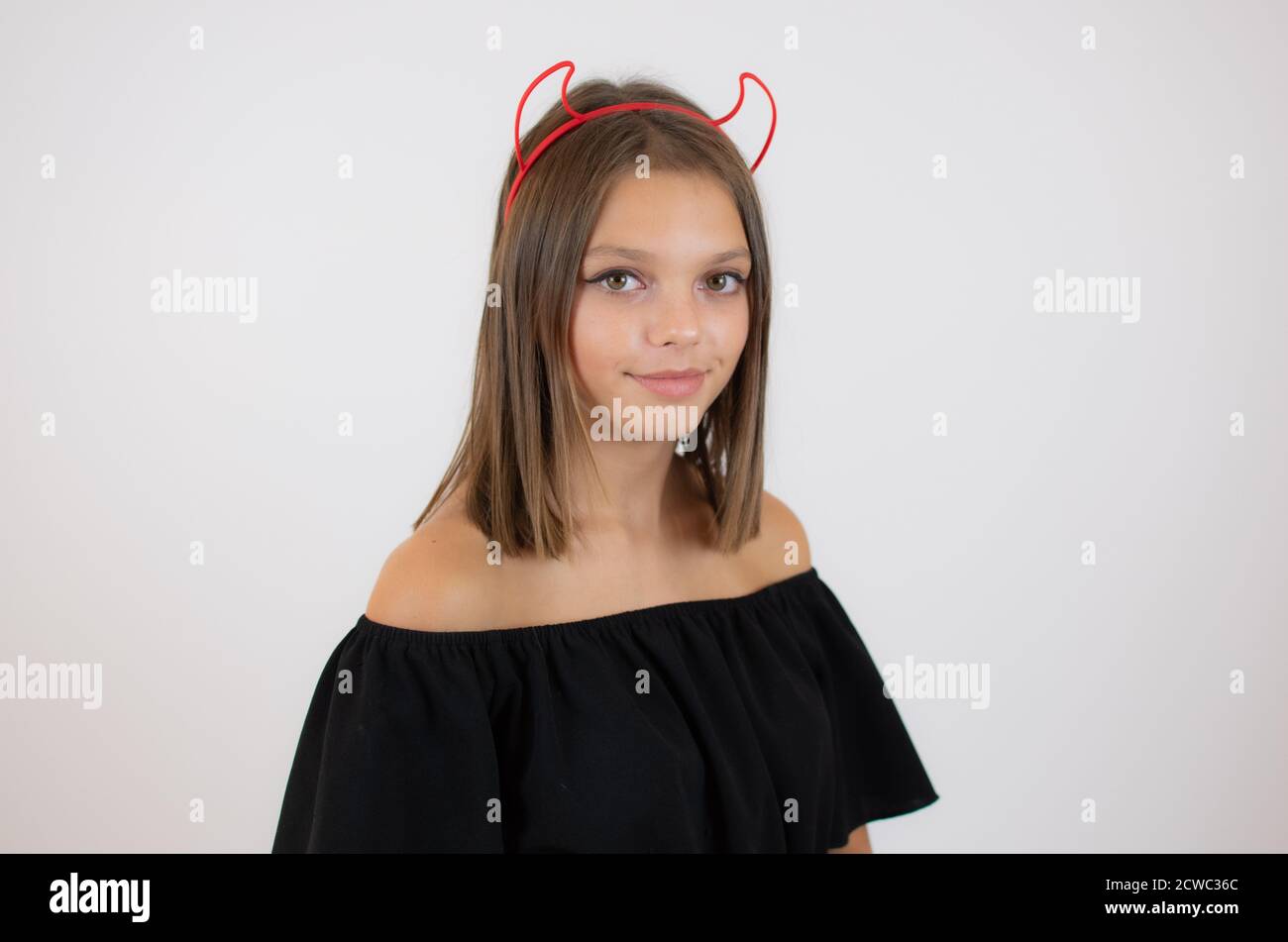 Immagine di felice giovane ragazza vestita in costume pazzo gatto halloween su sfondo bianco. Foto Stock