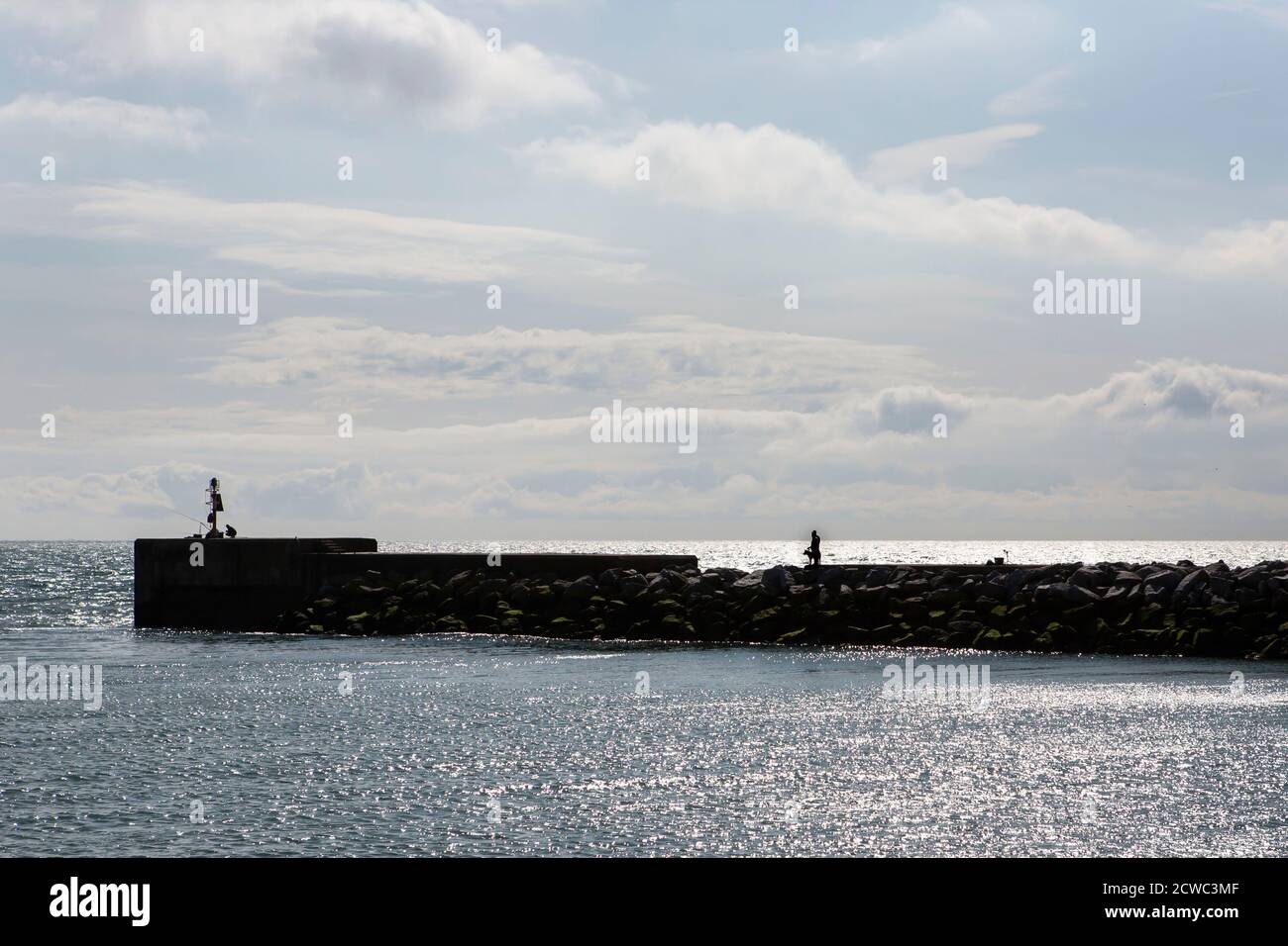 Pier in silhouette e oceano Foto Stock