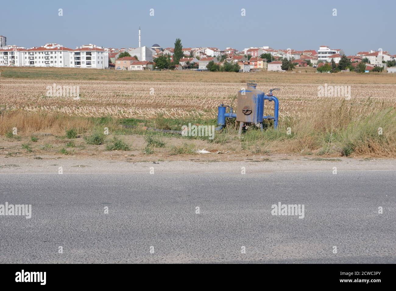 Pompa sommergibile in un campo raccolto Foto Stock