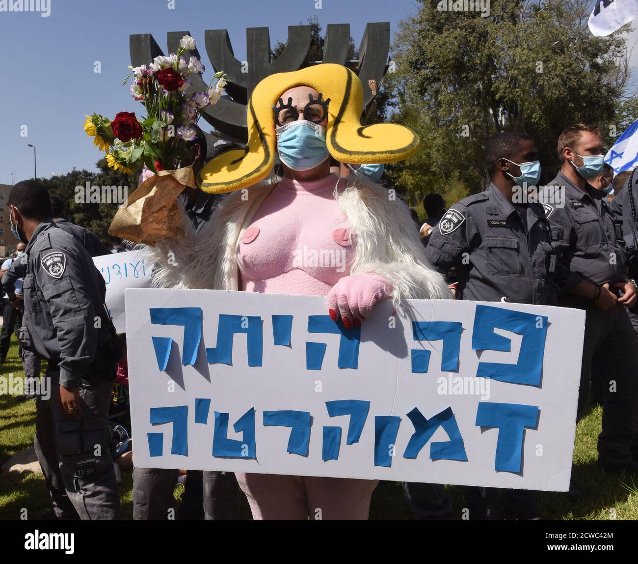 Gerusalemme, Israele. 29 Settembre 2020. La polizia israeliana ha circondato un protestante con un segno che dice "c'era democrazia qui" a una protesta durante un blocco nazionale COVID-19, contro la proposta di legge del primo ministro Benjamin Netanyahu per limitare le proteste, fuori dalla Knesset, il Parlamento, martedì 29 settembre 2020 a Gerusalemme. Il disegno di legge proibirebbe ai dimostranti di viaggiare più di un chilometro, 0.621 miglia, dalle loro case, fermando così le proteste settimanali anti-Netanyahu fuori della sua residenza a Gerusalemme. Foto di Debbie Hill/UPI Credit: UPI/Alamy Live News Foto Stock
