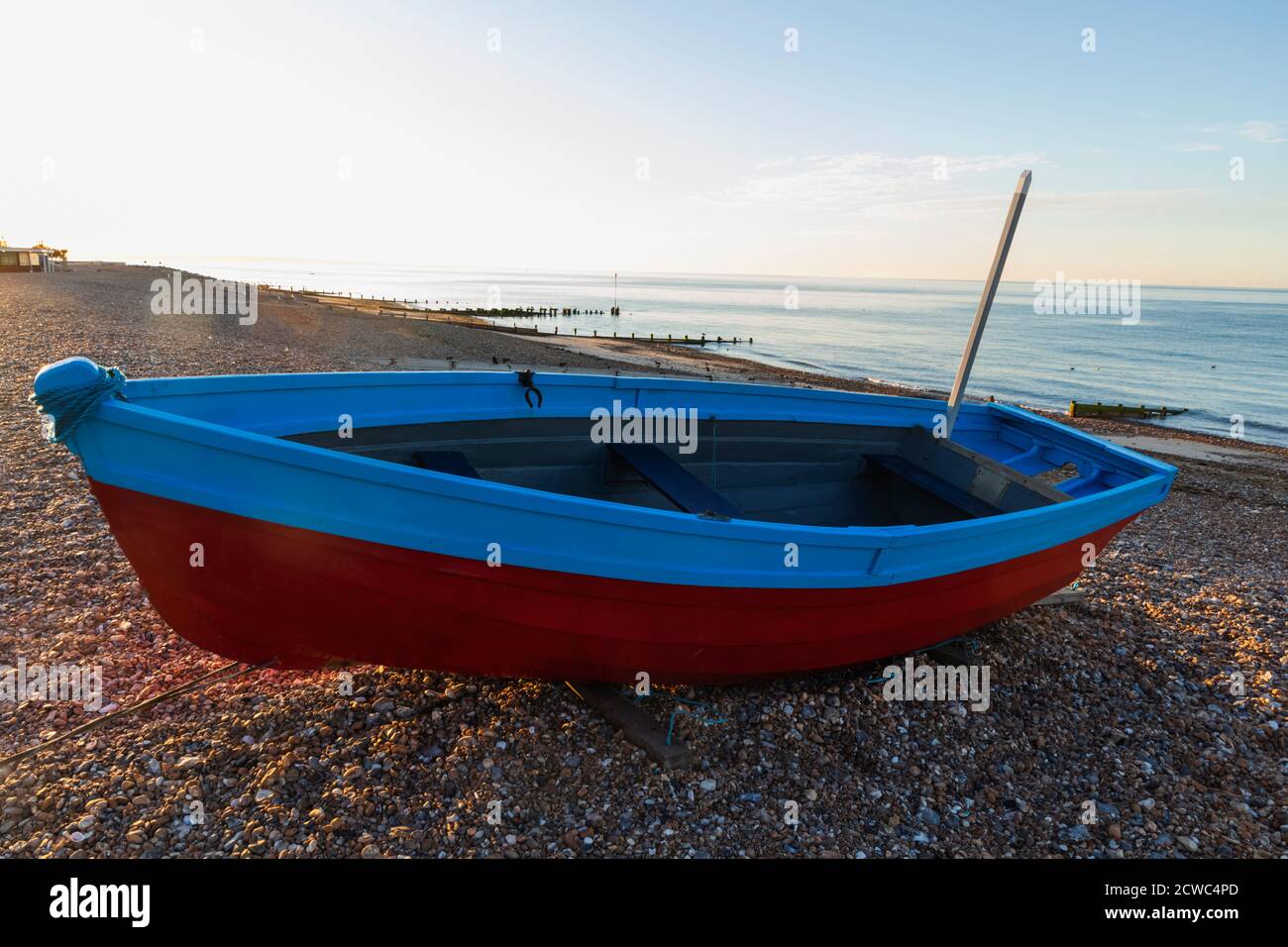 Inghilterra, West Sussex, Worthing, Worthing Beach e la barca da pesca Foto Stock