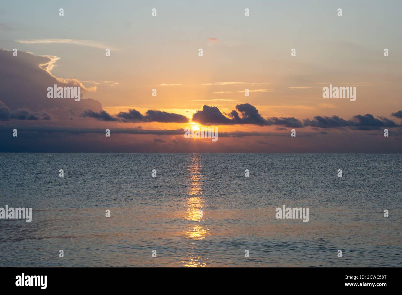 Sole E Mare All'alba. Bellissime Foto Dell'alba Fotografia Stock - Immagine  di soleggiato, bello: 228703168