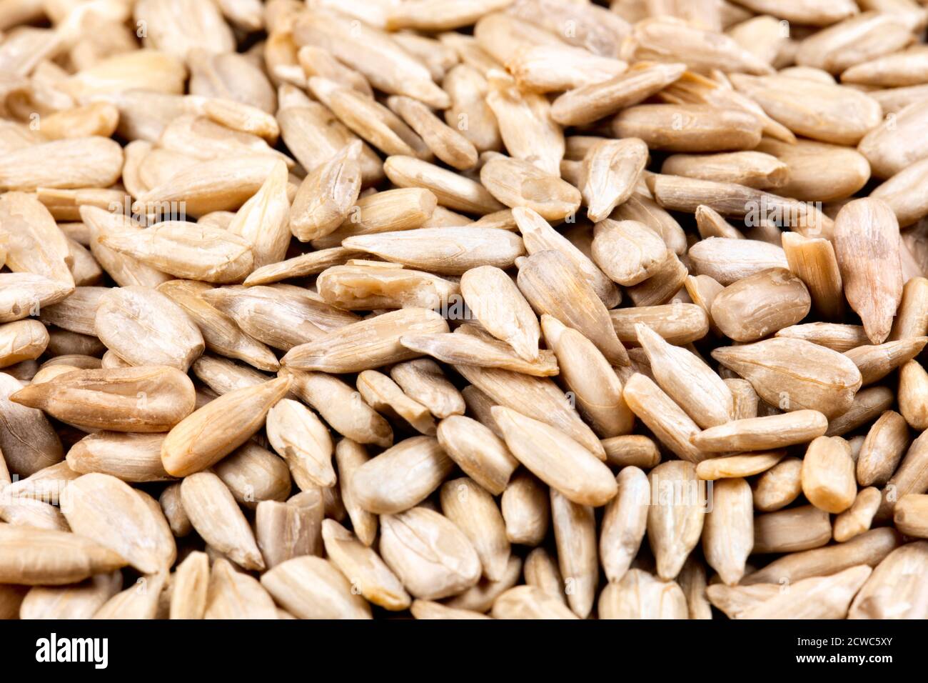 Un primo piano di girasoli, uno spuntino sano e gustoso isolato su sfondo di legno Foto Stock