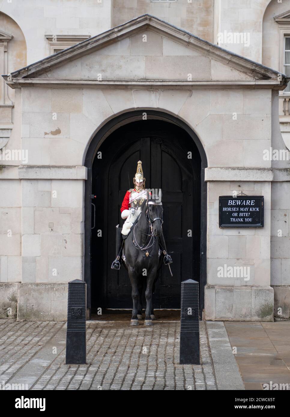 Westminster, Londra, Regno Unito. 29 settembre 2020. Londra rimane priva di turisti, con una guardia di vita in servizio all'ingresso Horse Guards a Whitehall non affollata da turisti. Credit: Malcolm Park/Alamy Live News. Foto Stock