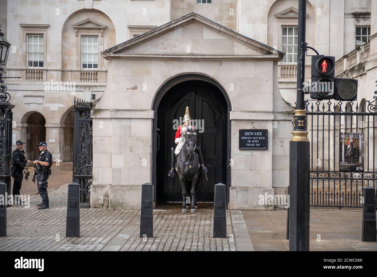 Westminster, Londra, Regno Unito. 29 settembre 2020. Londra rimane priva di turisti, con una guardia di vita in servizio all'ingresso Horse Guards a Whitehall non affollata da turisti. Credit: Malcolm Park/Alamy Live News. Foto Stock