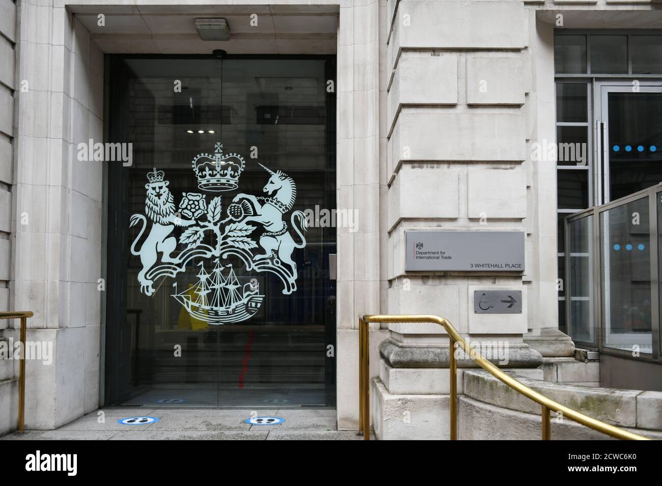 Ingresso al Department for International Trade al 3 Whitehall Place, Londra UK Foto Stock