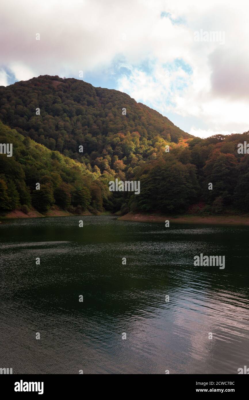 Guarda la zona della diga di Leurtza a Navarre, Paesi Baschi. Foto Stock