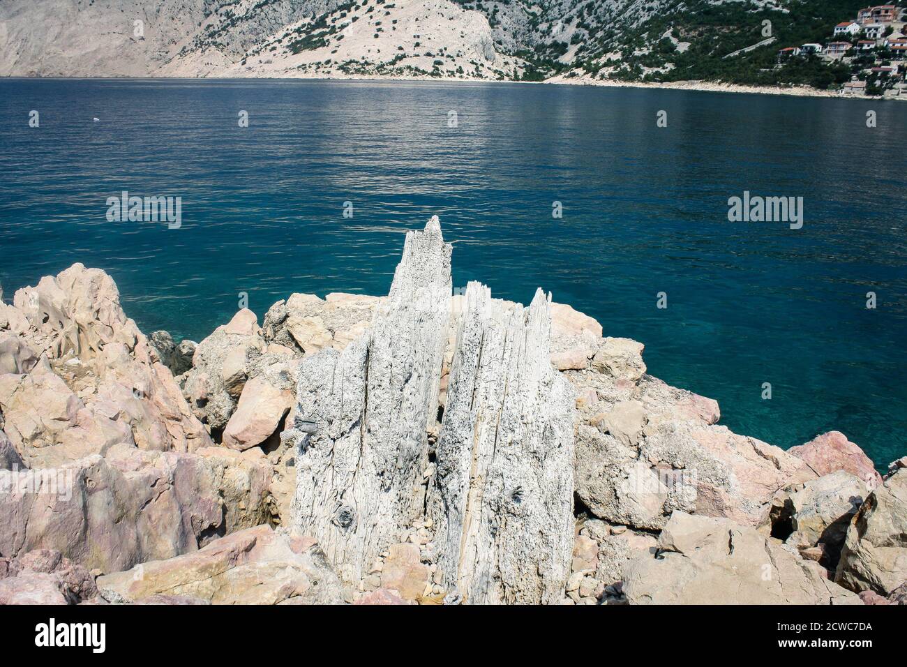 Il mare è bellissimo e roccioso Foto Stock