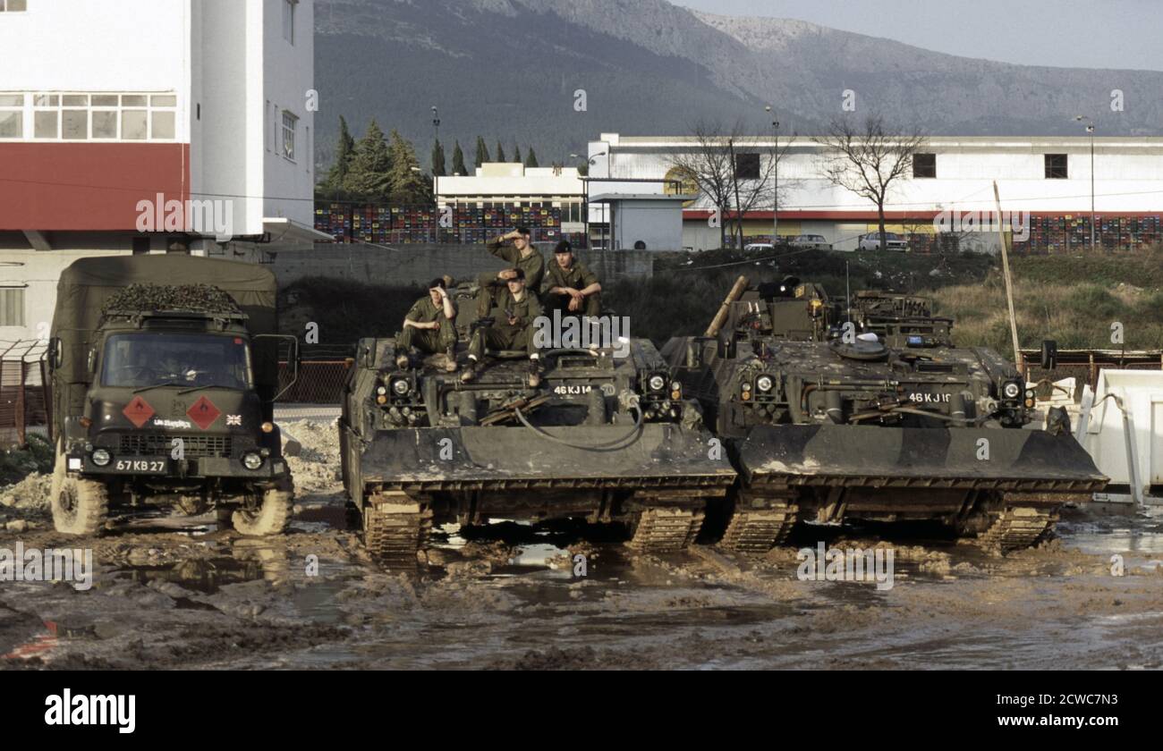 13 gennaio 1996 durante la guerra in Bosnia: I soldati si rilassano sui loro CRARVs dell'esercito britannico (Challenger Armwoured Repair and Recovery Vehicles), parte del contingente IFOR, alle banchine nel porto di Spalato, Croazia. Foto Stock