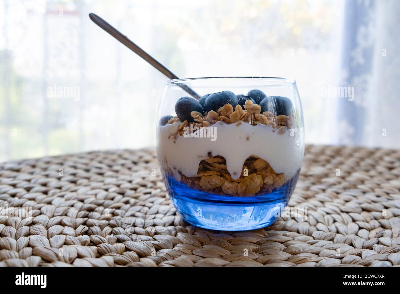 Parfait alla granola con yogurt e mirtilli Foto Stock