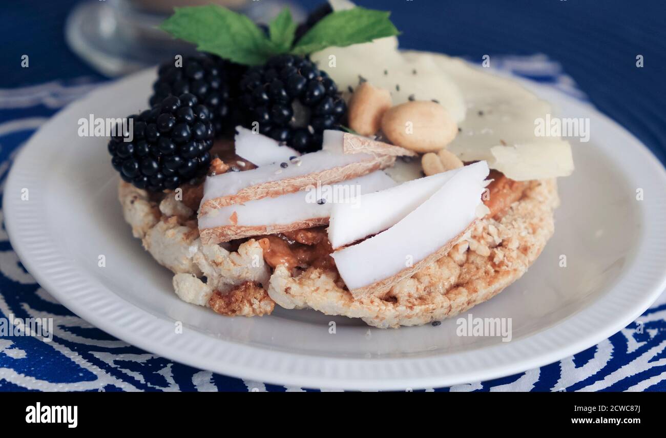 Snack con burro di arachidi, parmigiano e frutta Foto Stock