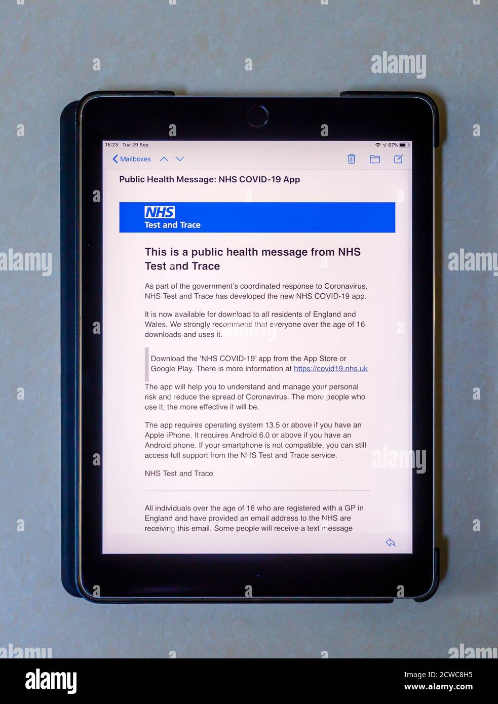 Invia un messaggio di salute pubblica tramite e-mail sullo schermo di un iPad con i dettagli della nuova app NHS Trace and Test, dell'app NHS COVID-19 e delle istruzioni per il download Foto Stock