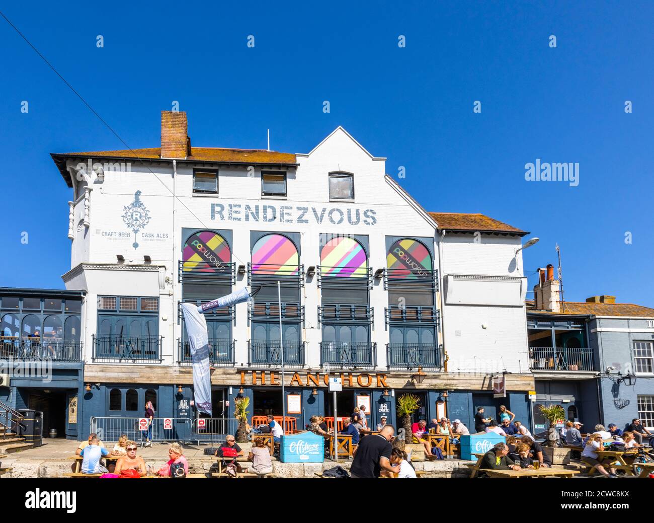 Ristorante all'aperto presso il pub Anchor Rendezvous a Weymouth, una località balneare sulla foce del fiume Wey, Dorset, costa meridionale dell'Inghilterra Foto Stock