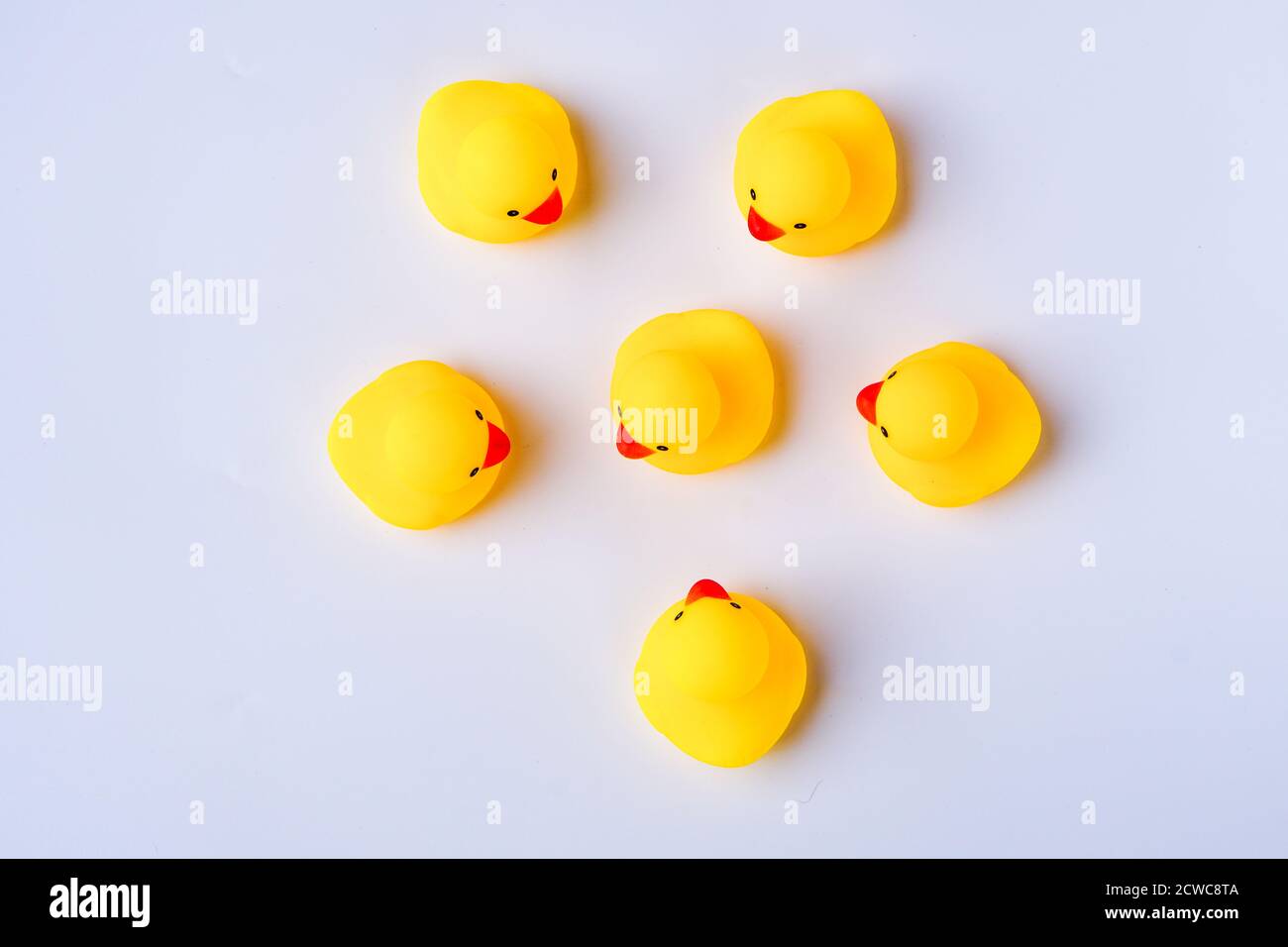 Anatre di gomma gialle che rappresentano le norme e le questioni sociali. Problemi pandemici Foto Stock