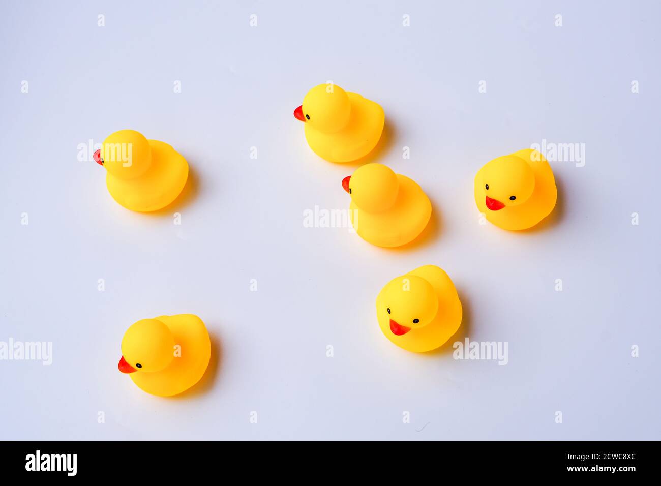 Anatre di gomma gialle che rappresentano le norme e le questioni sociali. Problemi pandemici Foto Stock