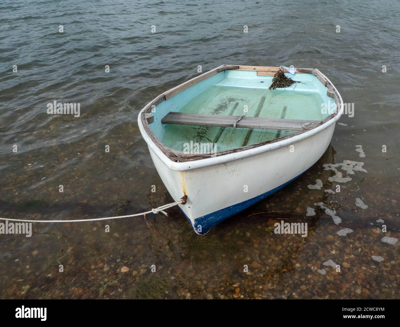 barca abbandonata piena di acqua di mare Foto Stock