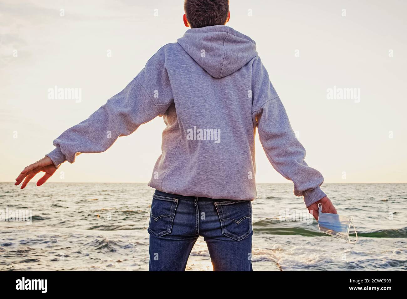 Uomo felice tolto la maschera medica Foto Stock