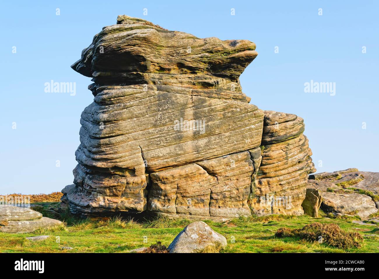 La formazione di roccia di pietra gritstone del cappuccio della madre si illumina nella luce solare autunnale Foto Stock
