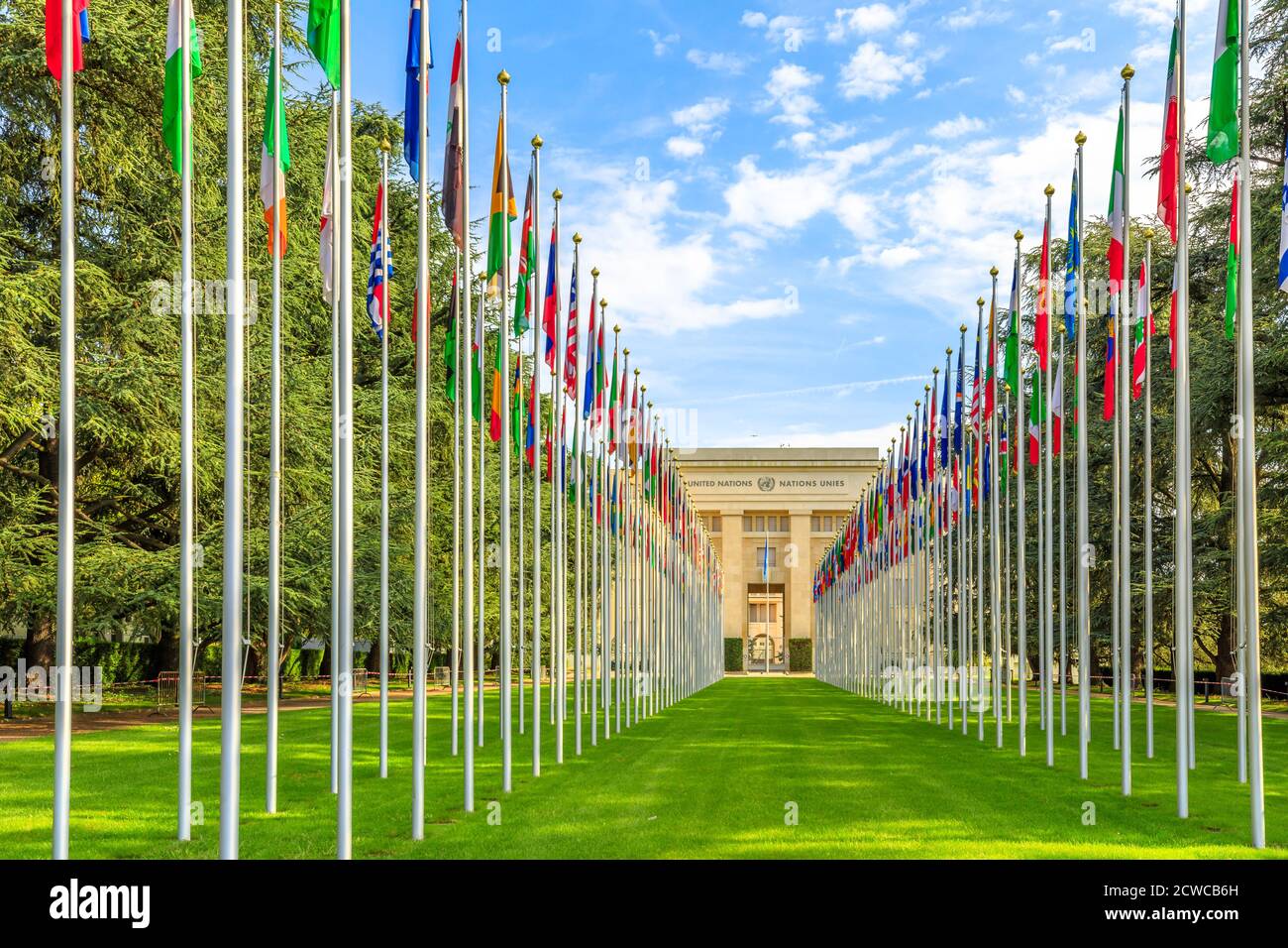 Ginevra, Svizzera - 16 agosto 2020: Fila di bandiere all'ingresso degli uffici delle Nazioni Unite o del Palais des Nations nel Parco Ariana, sulle rive del Lago di Ginevra Foto Stock