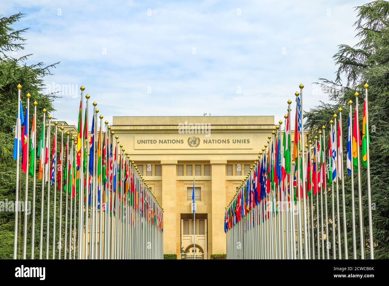Ginevra, Svizzera - 16 agosto 2020: Fila di bandiere all'ingresso degli uffici delle Nazioni Unite o del Palais des Nations nel Parco Ariana, sulle rive del Lago di Ginevra Foto Stock