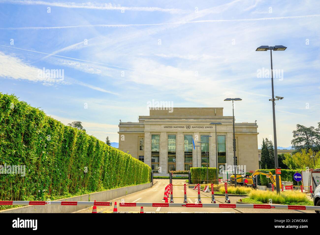Ginevra, Svizzera - 16 agosto 2020: Ingresso auto degli uffici delle Nazioni Unite o Palais des Nations nel Parco Ariana di Ginevra. Dal 1966 è principale Foto Stock