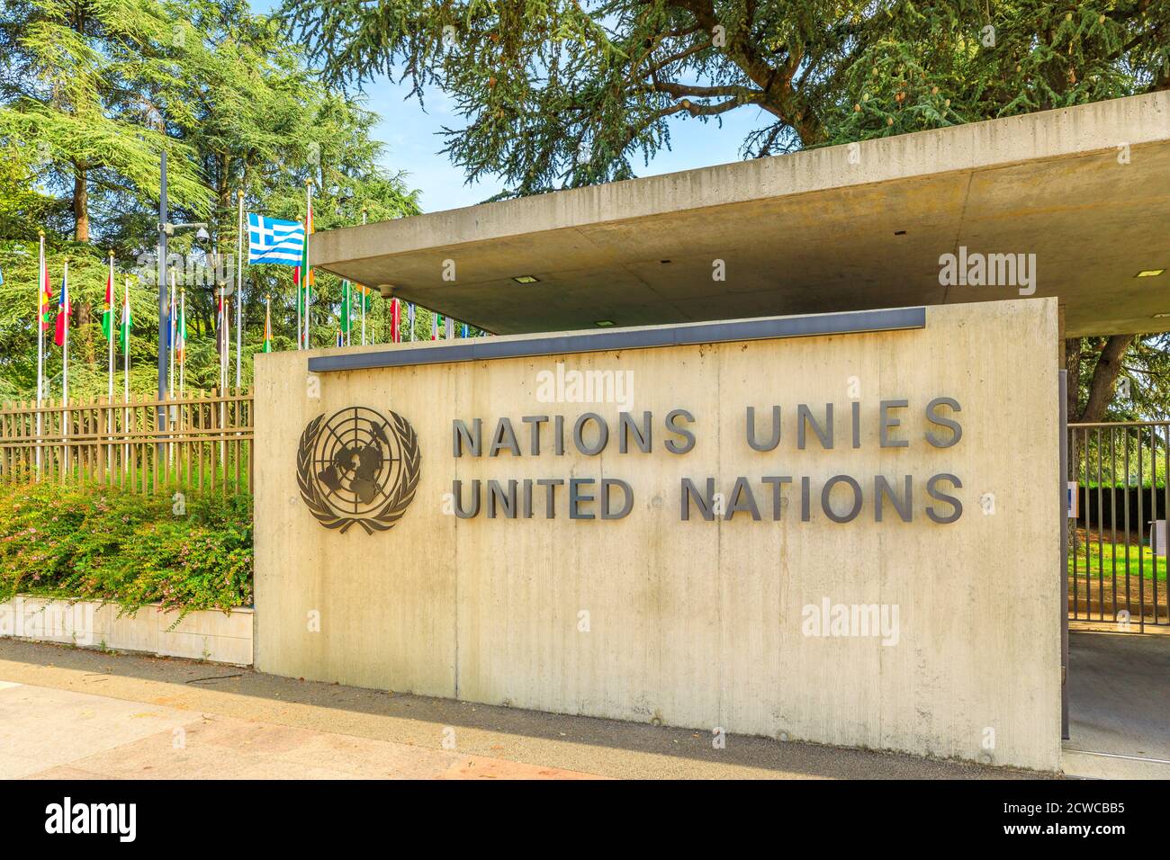 Ginevra, Svizzera - 16 agosto 2020: Stemma di bandiera presso la sede delle Nazioni Unite o il Palais des Nations nel Parco Ariana, presso il lago di Ginevra. Dal 1966 Foto Stock