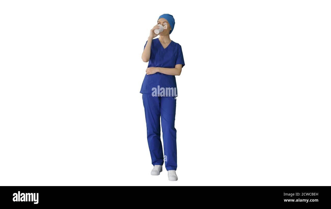 Femmina sorridente medico o infermiere in uniforme blu con un caffè b Foto Stock