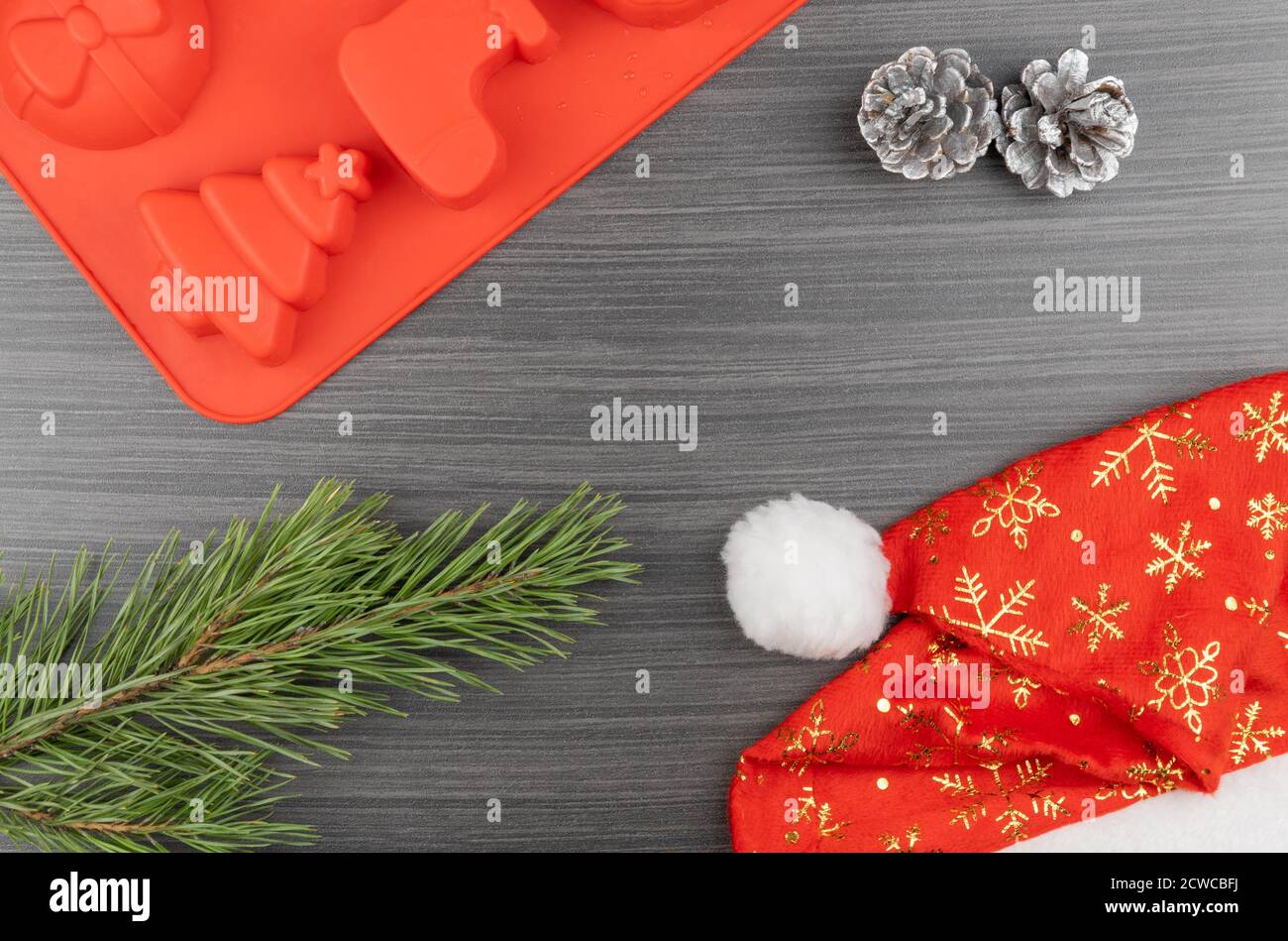 Preparazione di delizie natalizie e vacanze di Capodanno. Cappello e tagliabiscotti Red Babbo Natale. Layout piatto. Foto Stock