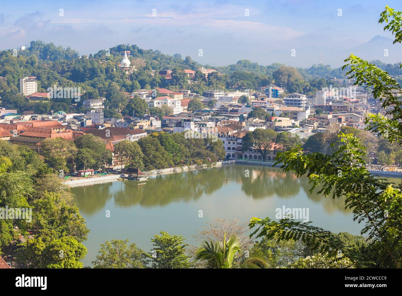 Sri Lanka, Kandy, vista del lago Kandy con la statua del Buddha Bahiravokanda Vihara in lontananza Foto Stock