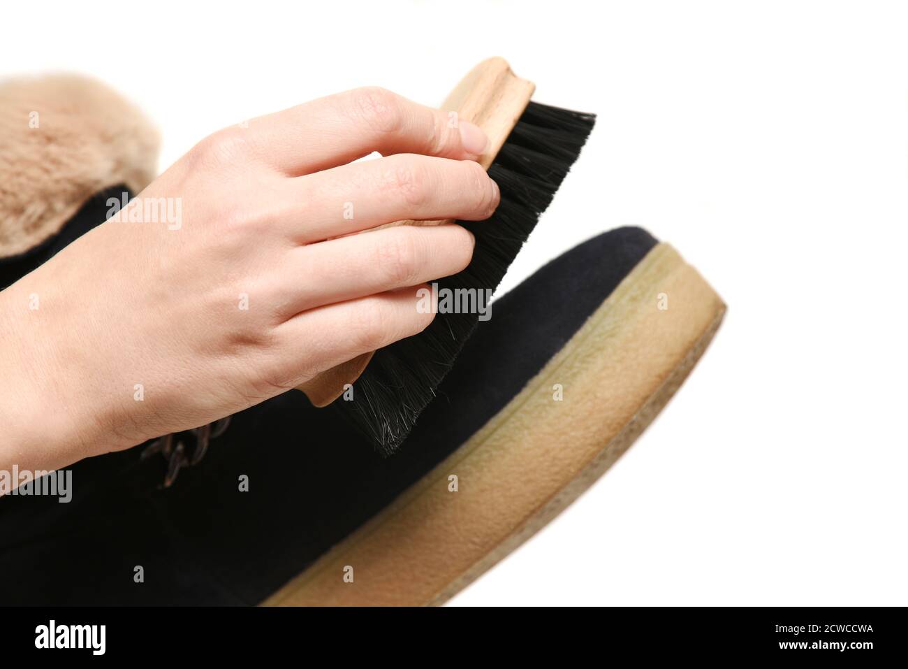 Pulizia dei pattini, cura dei pattini. Scarpe per spazzolare le mani da vicino Foto Stock