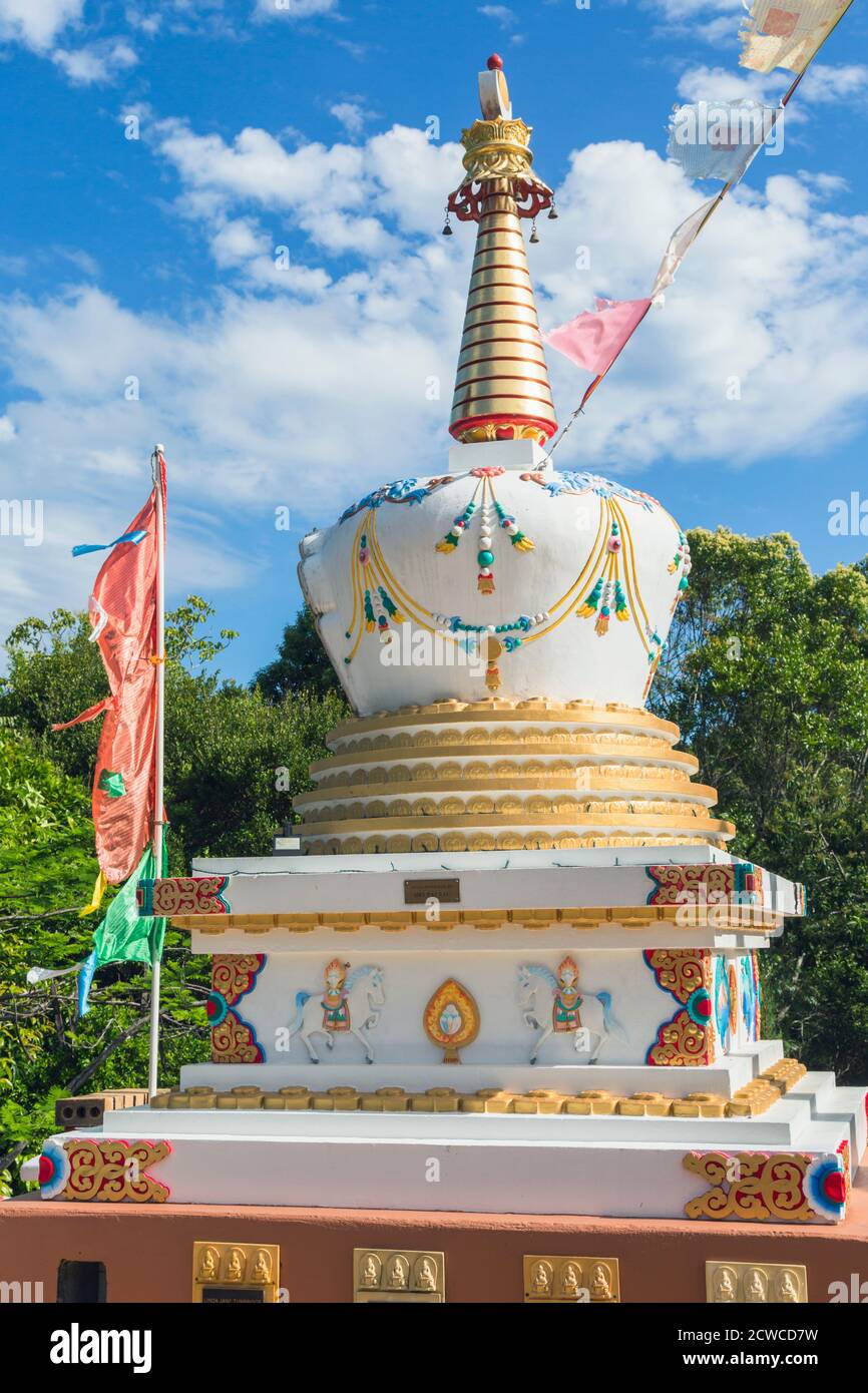 Eudlo, Queensland, Australia. Lo Stupa. Gli stupa contengono reliquie sacre. Fotografato all'Istituto Chenrezig, un centro di studi buddisti, meditati Foto Stock
