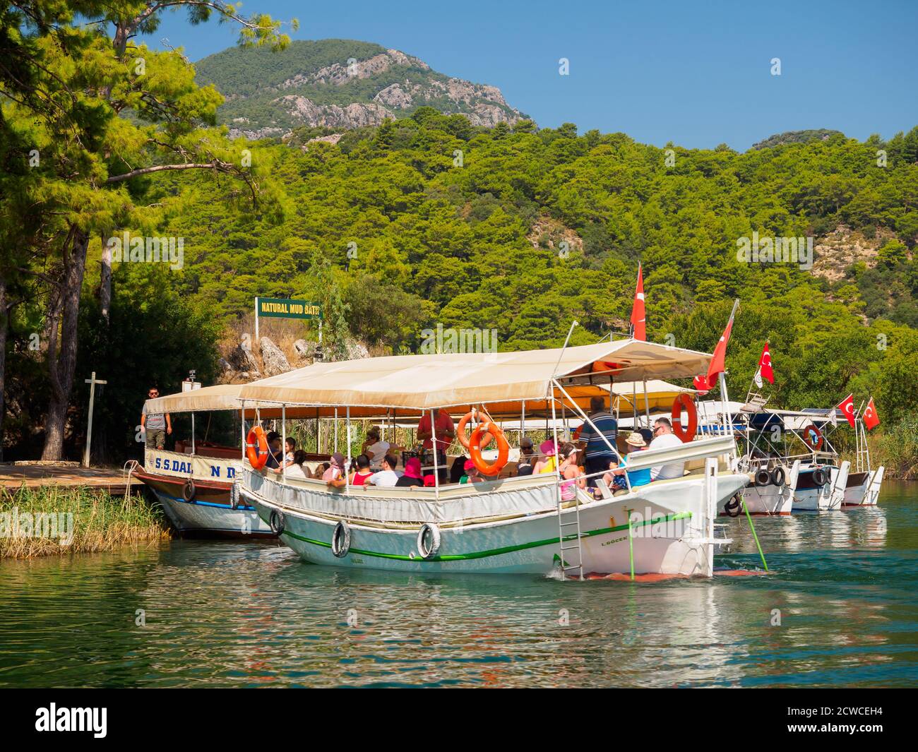 Barche turistiche ormeggiate presso i bagni di fango naturale, Lago di Köyceğiz, Provincia di Muğla, Turchia Foto Stock