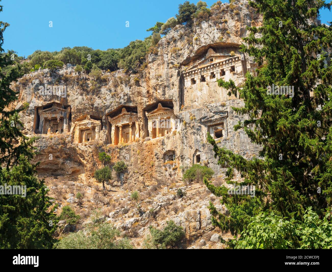 Antiche tombe rupestri dei Re Licia tagliate nella parete rocciosa sopra Dalyan, Turchia Foto Stock