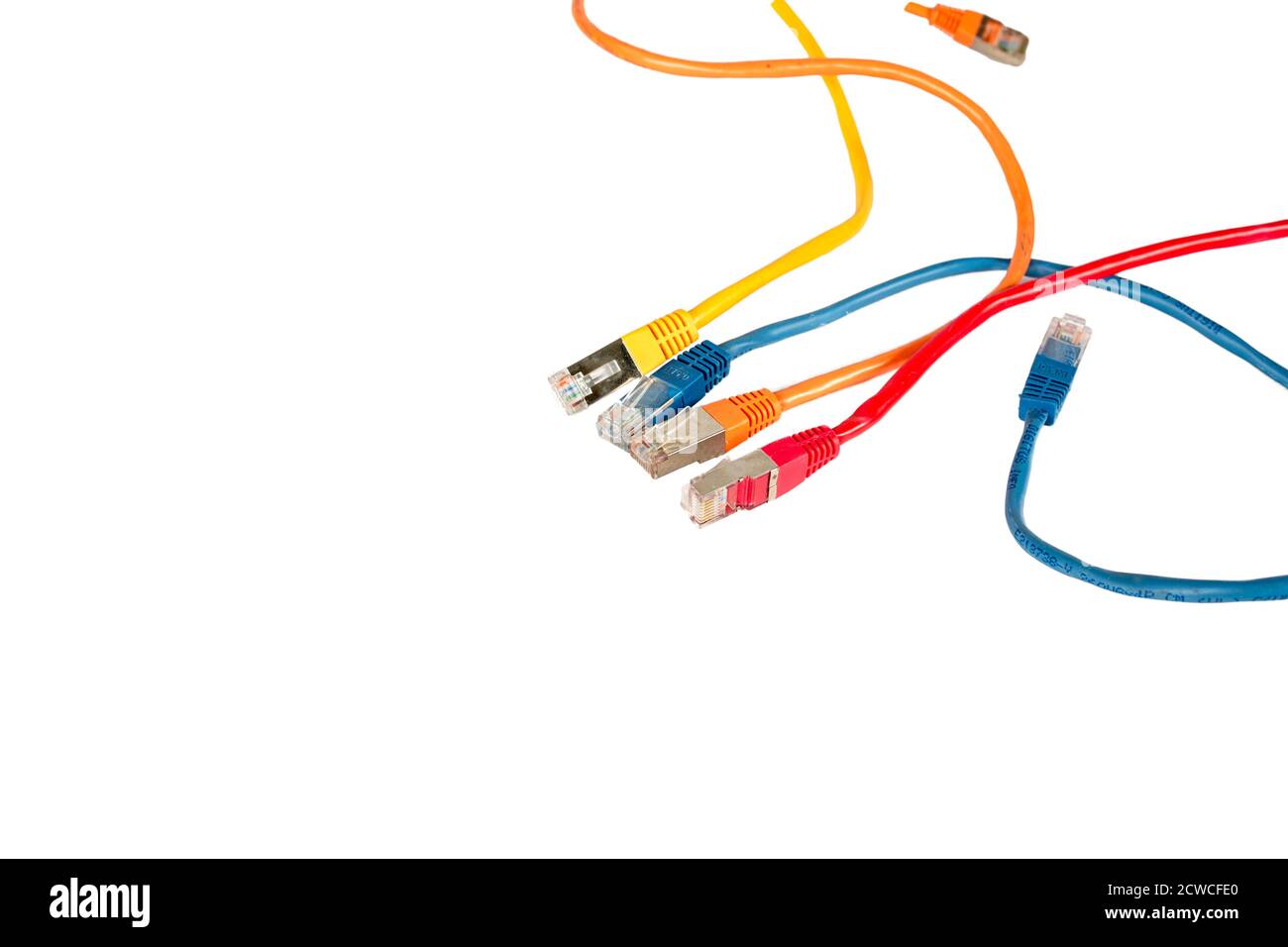 Collegare il cavo LAN isolato su sfondo bianco. Multicolore Foto Stock