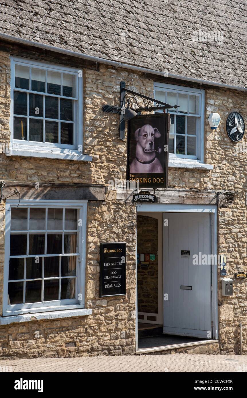 Malmesbury, Wiltshire, Inghilterra, Regno Unito. 2020. The Smoking Dog una vecchia casa pubblica britannica sulla High Street im Malmesbury, Wiltshire. Foto Stock