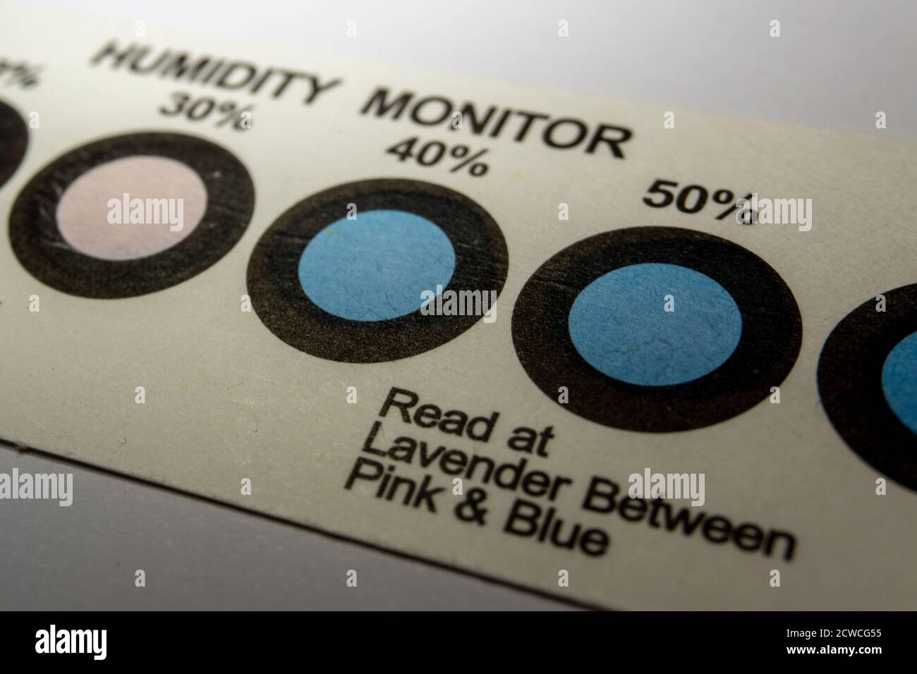 Primo piano dell'HIC dell'industria elettronica con punti indicatori blu, che indicano l'umidità con colore rosa Foto Stock