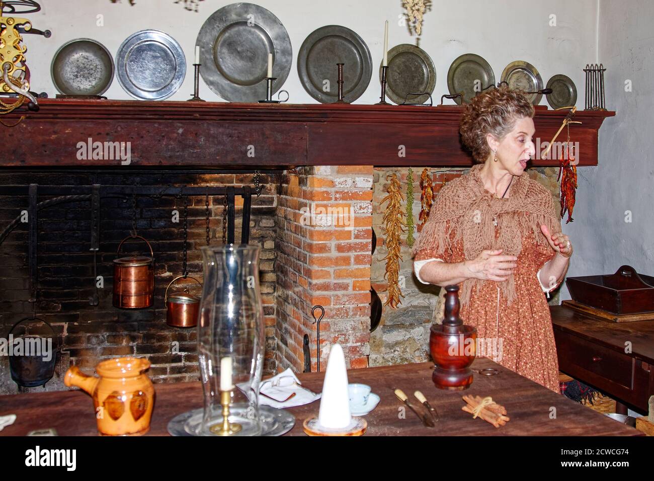 Cucina seminterrata, cucina, pentole, piatti peltro, manto di legno lungo, docente che parla, attrezzi, erbe appesi, Rock Ford Plantation, Pennsylvania Foto Stock