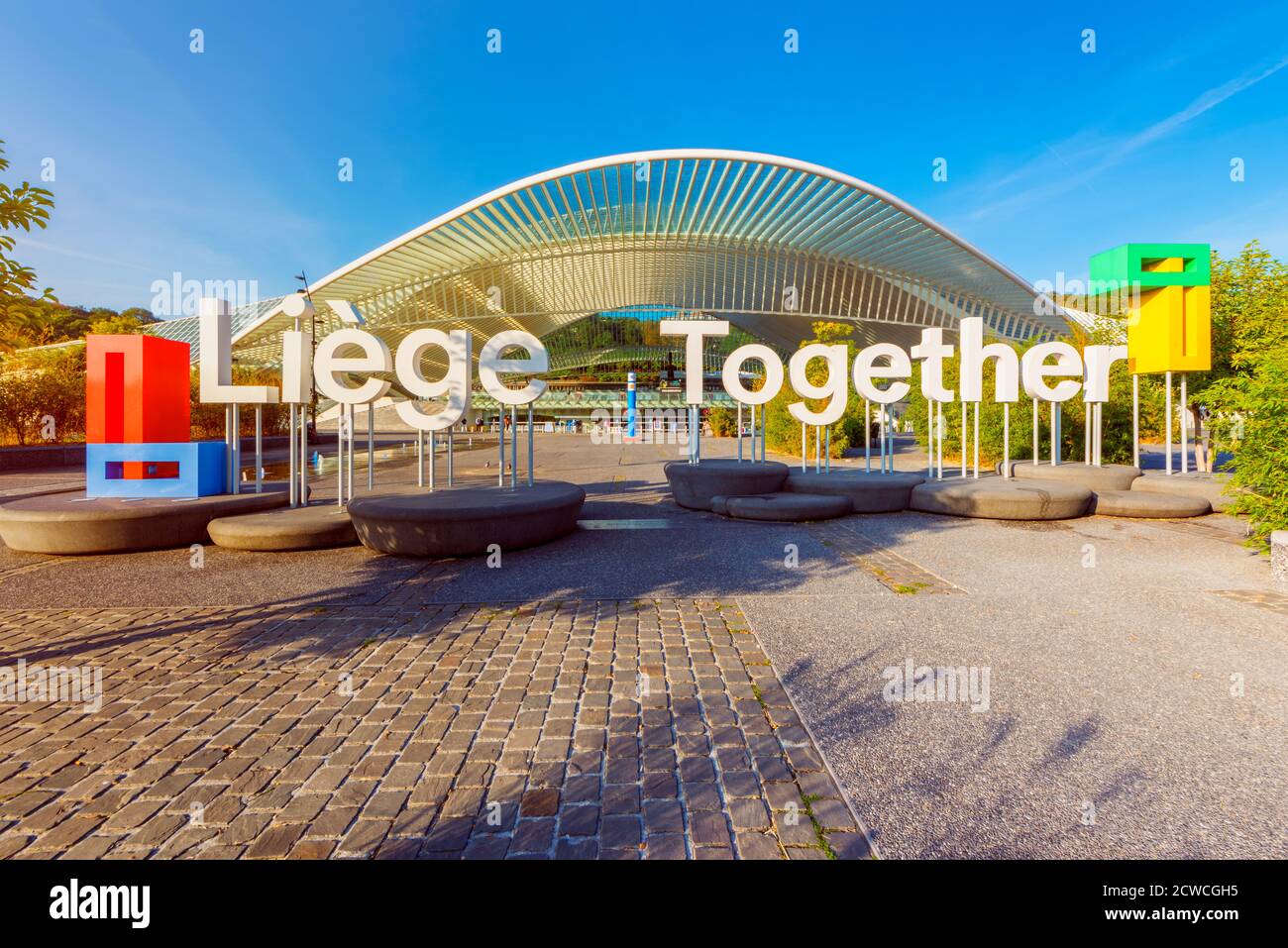 Liegi insieme lettere di fronte alla stazione ferroviaria di Liegi-Guillemins. Liegi Together è la tagline promozionale della città. Foto Stock